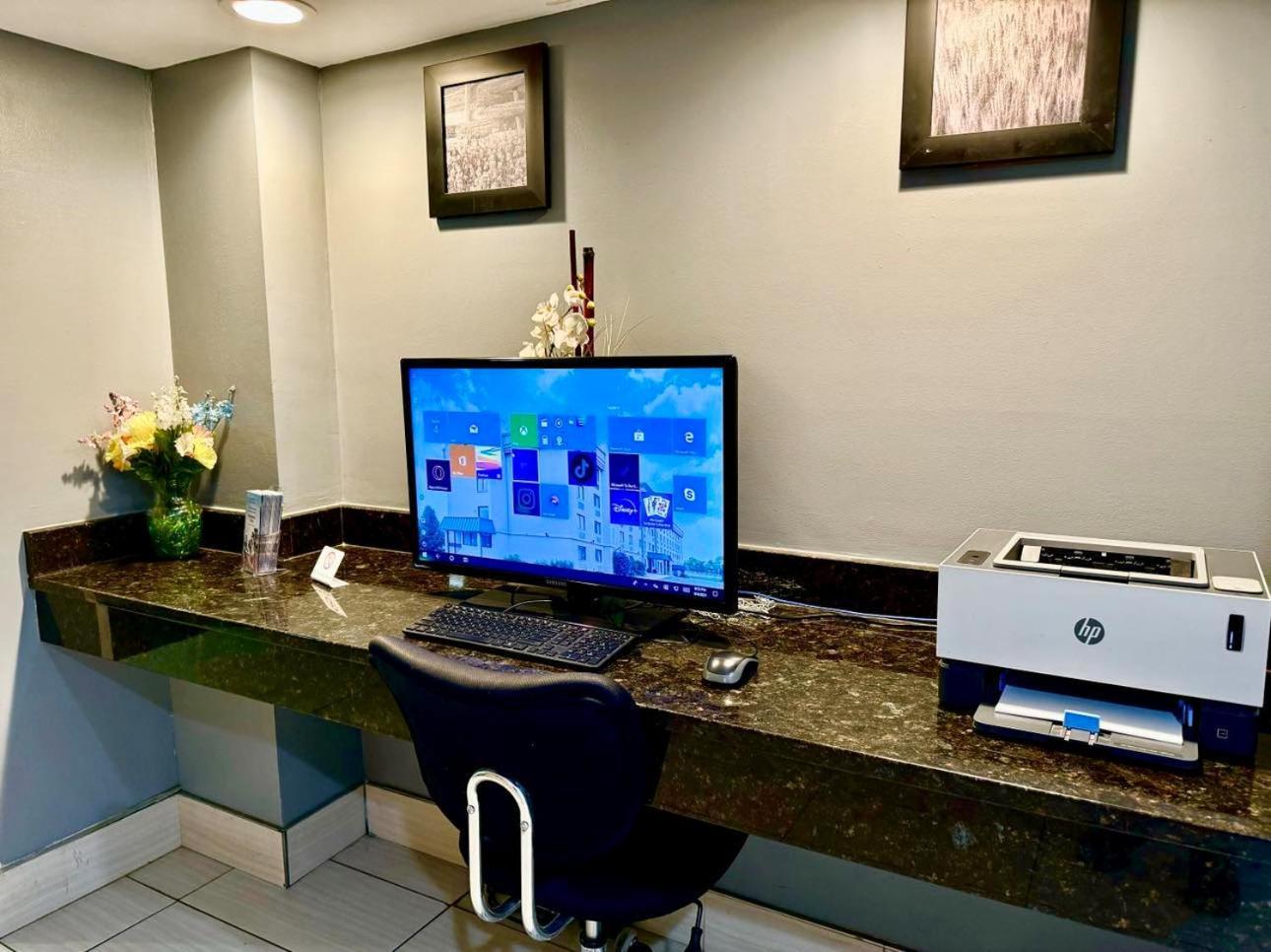 מלון Super 8 By Wyndham פרדריק מראה חיצוני תמונה