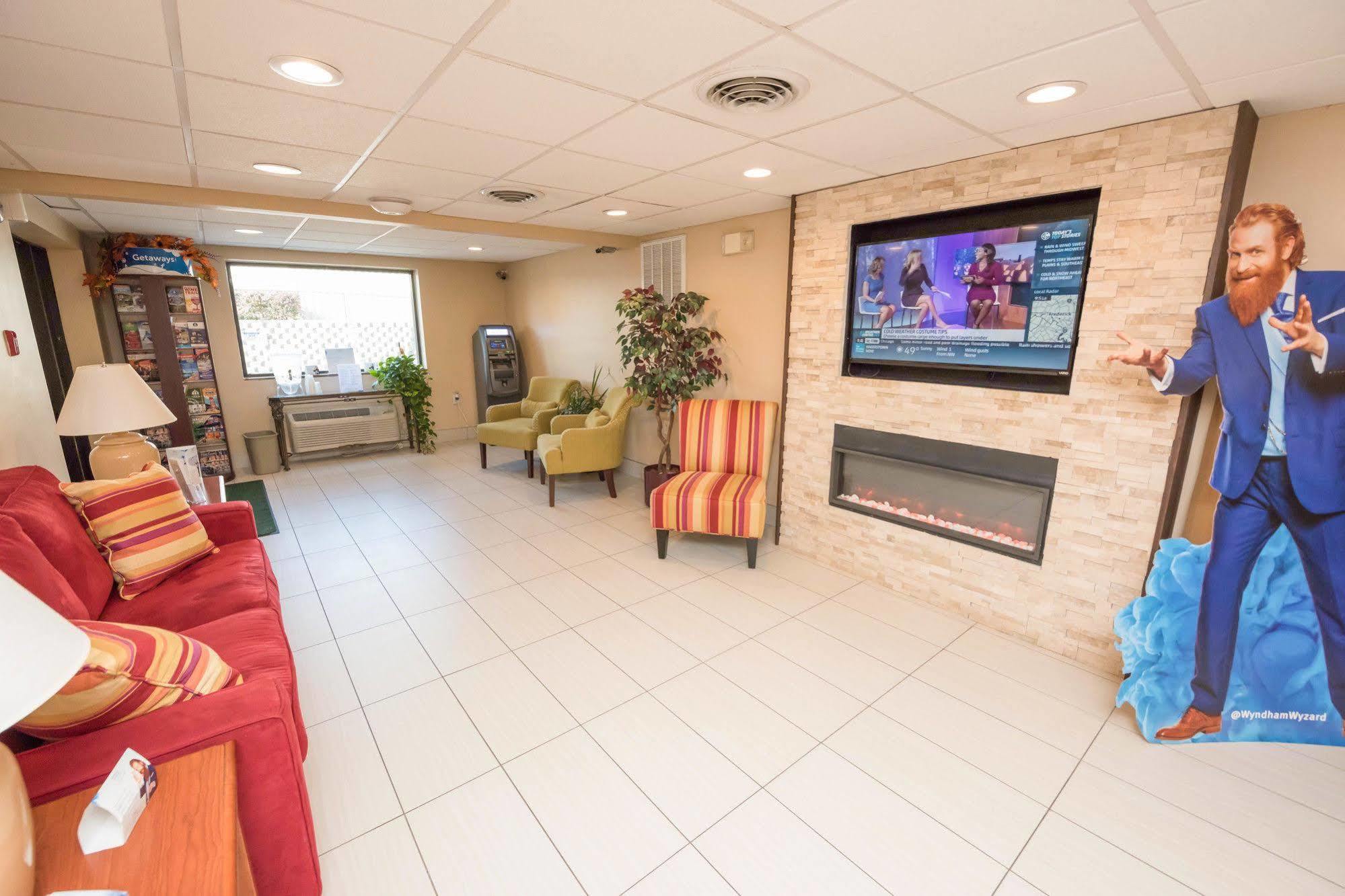 מלון Super 8 By Wyndham פרדריק מראה חיצוני תמונה